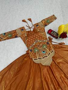 Conjunto de Lehenga Choli de Seda Pura con Bordado de Hilo de Satén y Lentejuelas - Product Image 5