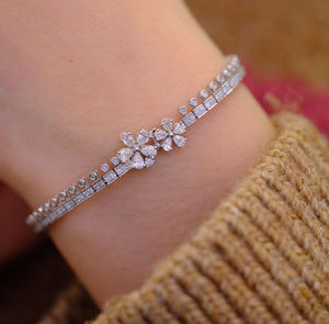 Pulsera de tenis clásica de plata 925 chapada en oro con moissanita, diseño de cruz, piedras de corte brillante y engaste en canal, para mujer - Product Image 1