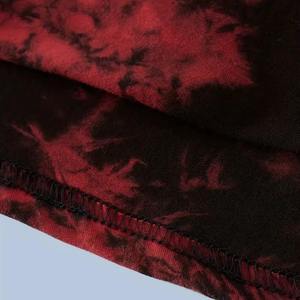 Ensemble décontracté homme 2 pièces : t-shirt à manches courtes imprimé tie-dye rouge et noir avec lettres et short assorti - Product Image 5