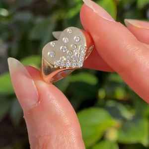 Bague Cœur Audacieuse en Or Massif 14K avec Diamant de Laboratoire Taille Ronde, pour Unisexe, Idéale comme Cadeau Surprise pour Mariage - Product Image 3