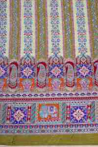 Tissu Crêpe Vert Olive en Gros, Textile Imprimé Motif Éléphant et Paon Traditionnel, Matière de Robe de Luxe à Bordure Paisley - Product Image 1