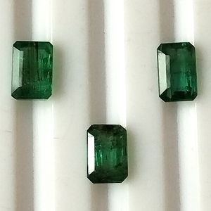 Lot de 3 pierres précieuses naturelles vert émeraude de Zambie, 1,75 carat, taille émeraude calibrée 6x4 mm, facettées, translucides, pierres brutes - Product Image 1