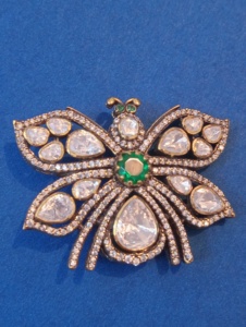 เข็มกลัดรูปนกยูงและผีเสื้อสไตล์วินเทจสุดหรูจาก Amaira Jewels ประดับคริสตัลทรงลูกแพร์สีเขียวตรงกลาง  สำหรับทั้งชายและหญิง  ชุบทอง  ทำจากเงินแท้ 925 - Product Image 1