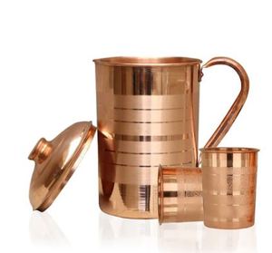 Ensemble de carafes en cuivre pour servir l'eau lors de réceptions familiales raffinées, ensemble en métal avec verres, durable et réutilisable pour le service de table. - Product Image 3