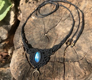 Collar de Macramé de Labradorita Hecho a Mano al por Mayor, Joyería Bohemia con Luna Creciente de Latón Tejida, Proveedor de Joyería con Piedras Preciosas - Product Image 1