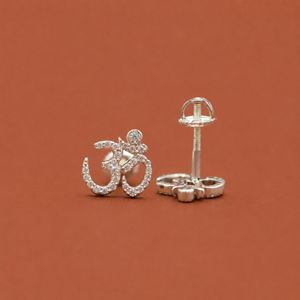 Boucles d'oreilles clous spirituelles en argent sterling 925 avec symbole Om glacé et accents de moissanite brillante, cadeau unique et remarquable pour femme - Product Image 3
