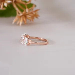 Magnifique Bague d'Anniversaire en Or Rose avec Moissanite Taille Ovale et Cinq Pierres, Alliance Audacieuse à Griffes Partagées pour Femme, Bijou Élégant - Product Image 5