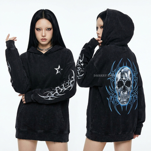 Sudadera con capucha gris oscuro efecto mineral con estampado metálico de esqueleto, detalle tribal en el brazo y estrella plateada para mujer - Product Image 1