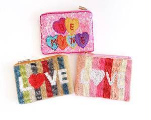 Monedero con bordado de cuentas en forma de corazón. Este monedero con cuentas de semillas en forma de corazón es la combinación perfecta de estilo y comodidad. - Product Image 3