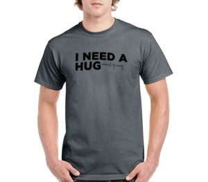 เสื้อยืดแขนสั้นสีเทาเข้มสำหรับผู้ชาย พิมพ์ลายตัวอักษร "I Need A Hug" คอกลม ทรงลำลอง ความยาวปกติ ผ้าเจอร์ซีย์คอตตอน 100% - Product Image 1
