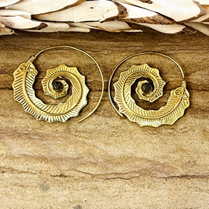 Nouvelle Arrivée Boucles d'Oreilles Créoles Spirales Bohèmes Tribales en Laiton Plaqué Or 18 carats pour Femme, Boucles d'Oreilles Créoles en Labradorite Tourbillonnante, Vente en Gros OEM - Product Image 1