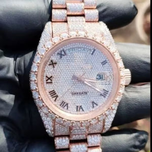 Montre mécanique de luxe personnalisée entièrement sertie de pierres, ton or rose, avec affichage et cadran à chiffres romains, style hip-hop moderne - Product Image 1