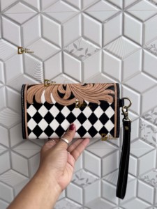 Cartera de Mujer de Cuero Genuino con Diseño a Cuadros Blancos, Estilo Vintage, Hecha a Mano por Diseñador de Moda - Product Image 3