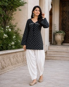 Kurti en coton pur de qualité supérieure avec imprimé Bandhej, haut à manches cloche et pantalon Farsi en lin et coton, vêtements ethniques pour femmes - Product Image 3