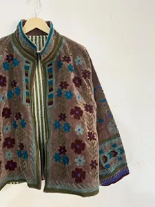 Chaqueta de terciopelo suave de primera calidad con bordado floral y detalles geométricos en las mangas, estilo bohemio étnico para mujer. - Product Image 4