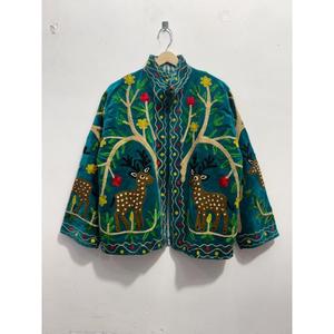 Veste en velours de peau de mouton brodée à la main, écologique, réversible, motif floral vintage, col rabattu, manches longues, pour femme - Product Image 6