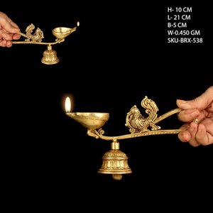 Lampes à huile Diya en laiton en forme de paon avec cloche, finition antique, figurine religieuse pour Diwali Pooja, à suspendre, à prix de gros - Product Image 3