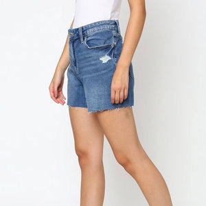 Shorts en jean coloré à coupe basse avec effet vieilli prononcé pour un style affirmé, et shorts taille haute coupe mom avec délavage vintage - Product Image 2