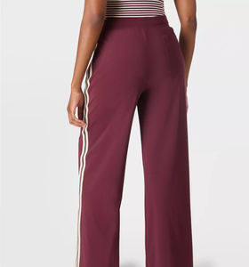 Pantalon de survêtement bordeaux haut de gamme pour femme avec bandes latérales contrastées, taille élastique à cordon de serrage, coupe droite et jambe large, style décontracté et sportif - Product Image 3
