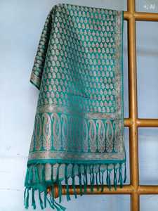 Pañuelo de Seda Banarasi Tradicional de la India en Verde Mar con Detalles Intrincados de Zari - Product Image 1
