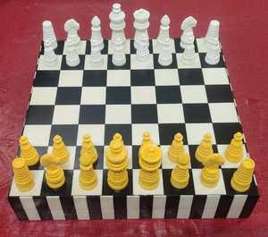Juego de Ajedrez con Caja de Resina, Piezas de Ajedrez de Resina de Lujo en Rosa y Blanco - Product Image 2