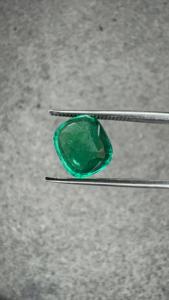 Émeraude naturelle zambienne certifiée IGI de 3,90 carats, taille coussin, vert vif, pour bagues, pendentifs, colliers et boucles d'oreilles de luxe - Product Image 2