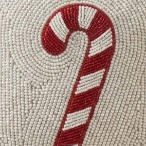 Funda de Almohada Decorativa con Diseño de Bastón de Caramelo, Adorno Navideño con Cuentas Hechas a Mano y Detalles de Bayas de Acebo - Product Image 2