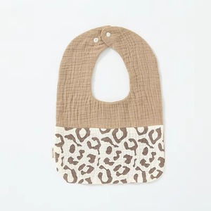 Bavoirs bébé beige et vert menthe en coton antibactérien, design minimaliste - Product Image 5