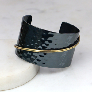 Brazalete de Latón Martillado Hecho a Mano - Brazalete Ancho Bicolor Negro Gunmetal y Dorado - Joyería Boho de Metales Mixtos para Regalo - Product Image 4
