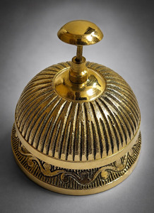 Campana de escritorio redonda de latón pulido marrón dorado hecha a mano, campana de servicio vintage para recepción de hotel - Product Image 5