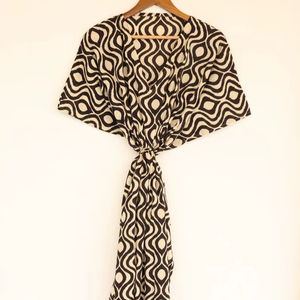 Robe kaftan en coton noir et blanc abstrait, coupe décontractée, vêtements de plage - Product Image 1