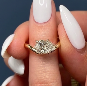 Anillo de Compromiso Solitario con Corte de Pera de 1.00 CT, Cultivado en Laboratorio, Certificado IGI, Chapado en Oro de 14K y Rodio - Product Image 1