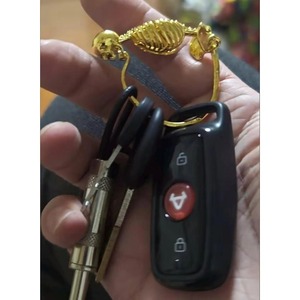 Llavero de Latón con Forma de Esqueleto, Diseño Irregular, Colgante Metálico en Tono Dorado, Accesorio de Moda - Product Image 2