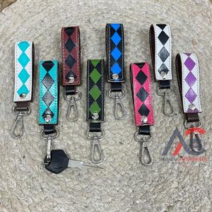 Nouveau porte-clés en cuir véritable à carreaux, bracelet de poignet bohème, porte-clés de voiture en cuir de vachette gravé, clip de fixation pour clés - Product Image 1