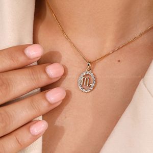 Amuleto del Zodiaco Escorpio en Oro Amarillo con Diseño de Halo de Diamantes - Product Image 4