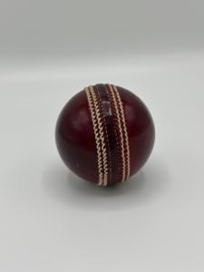 ลูกคริกเก็ตหนังแท้คุณภาพสูง เย็บมือ 90 จุด  ระดับทดสอบ สีแดง พร้อมโลโก้สั่งทำ ราคาดีที่สุด ลูกหนังพรีเมียม - Product Image 4
