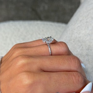 แหวนหมั้นเพชรทรงรี 3 กะรัต เพาะเลี้ยงในห้องปฏิบัติการ _ ทรงโซลิแทร์ ฮาโลซ่อนเร้น _ ทองคำขาว 14k _ รับรองโดย IGI - Product Image 1