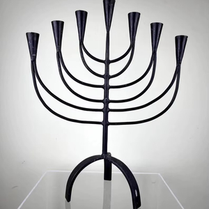 Candelabro Tradicional de Hierro con Múltiples Portavelas, Acabado Negro, Soporte Decorativo Adecuado para Exhibición Festiva en Mesa - Product Image 1