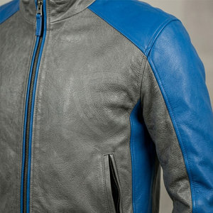 Chaqueta de cuero refinada para hombre, diseñada para la moda urbana, con ajuste cómodo, bolsillos funcionales y apariencia premium. - Product Image 5
