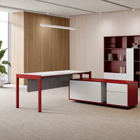 Bureau de direction moderne en forme de L avec armoire de rangement latérale, plateau blanc, cadre rouge et panneau de modestie gris en bois