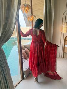 Conjunto de Salwar Kameez Largo Bordado con Rayas Rojas para Mujer, en Rayón, Tradicional, Largo hasta el Tobillo, para Fiestas y Bodas - Product Image 5