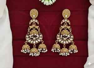 Élégantes boucles d'oreilles Jhumka antiques en ornement Mehendi, bijoux indiens classiques et traditionnels pour mariages, festivals et soirées. - Product Image 5