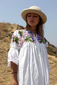 Magnifique robe maxi vintage brodée à la main, 100% coton, délicieuse broderie florale, manches 3/4 légèrement évasées, été - Product Image 3