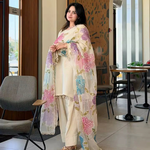 ชุดเสื้อผ้าดีไซน์ใหม่สำหรับงานเลี้ยงกลางวันและชุดฟาร์ซีซาลวาร์ ผ้าคลุมไหล่แฟนซีพร้อมงานปัก - Product Image 1