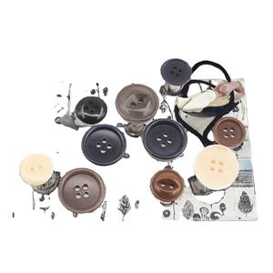 กระดุมเรซิ่นทรงกลม 4 รู ผลิตจากโรงงานโดยตรง เป็นมิตรต่อสิ่งแวดล้อม ดีไซน์รูปดาวและสี่เหลี่ยม สำหรับเสื้อโค้ทและเบลเซอร์ผู้ชาย - Product Image 3