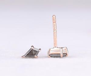 Boucles d'oreilles clous en forme de cerf-volant, style bohème, diamants de laboratoire taille brillant sel et poivre |   Paire de clous d'oreilles en or certifiés pour femmes - Product Image 6