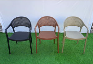 Chaise en plastique moulé de style King, couleur noire - Une chaise de jardin idéale pour un acheteur avisé - Product Image 3