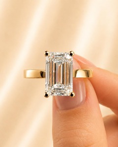 แหวนหมั้นเพชรทรงเหลี่ยมมรกต 14K ทองคำขาว ประดับเพชรเลี้ยงในห้องปฏิบัติการ 4 กรงเล็บ ดีไซน์เรียบหรู สำหรับผู้หญิง รับรองโดย IGI - Product Image 1