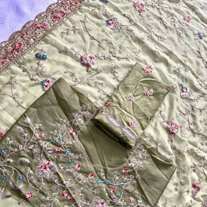 Sari de mariage en Georgette Premium Star avec broderie intégrale Butta, bordure ajourée et chemisier en soie Banglory brodé - Product Image 5