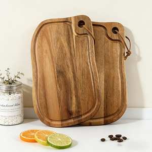 Tabla de cortar de madera de estilo tradicional con textura de madera natural, ideal para cortar verduras, frutas, carne y pan. - Product Image 3